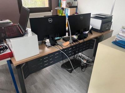 - 2 meubles bas métalliques - 1 bureau en courbe