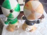 deux figurines représentant un homme et une femme, posées sur une table