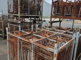 de nombreuses cages empilées les unes sur les autres dans un parking