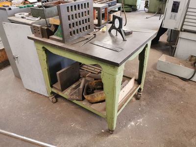 une machine posée sur une table dans une pièce
