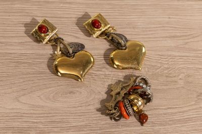 paire de boucles d'oreilles dorées en forme de cœur, ornées de pierres rouges et blanches