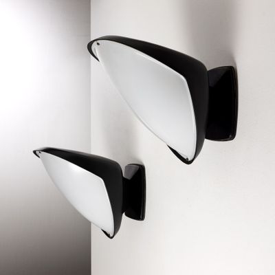 deux miroirs noirs et blancs accrochés au mur d'une salle de bains