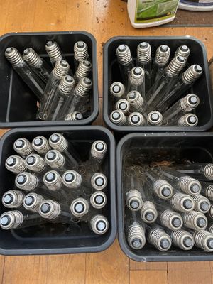 quatre bacs remplis de bouteilles d'eau posés sur une table