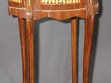 une vieille table en bois avec un plateau en marbre et deux pieds