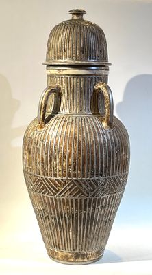 un grand vase posé sur une table