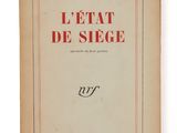 la couverture d'un livre sur laquelle figurent des lettres rouges