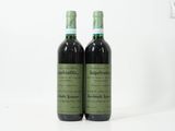 deux bouteilles de vin posées l'une à côté de l'autre sur une surface blanche