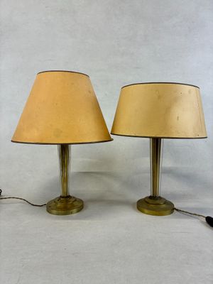 une paire de lampes de table en laiton, chacune munie d'un abat-jour