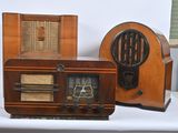 deux radios à l'ancienne posées l'une à côté de l'autre sur une table