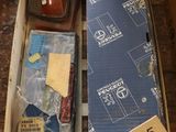 une boîte contenant une cravate et d'autres objets