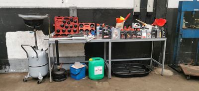 une table avec des outils dans un garage