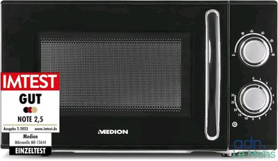 Le micro-ondes est noir et porte une étiquette rouge.
