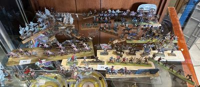 de nombreuses figurines représentant des personnes exposées dans une vitrine