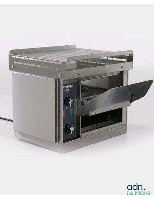 une photo d'un four grille-pain dont la porte est ouverte