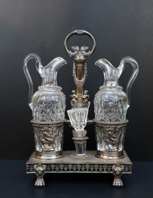 un ensemble ancien de trois vases en verre sur un socle, plaqué argent