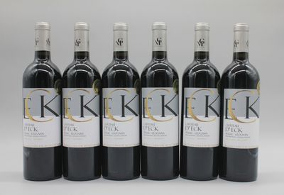 six bouteilles de vin rouge sont alignées