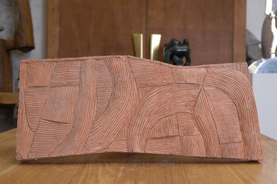 un bloc de bois posé sur une table