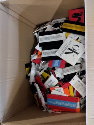 une boîte en carton remplie de nombreuses cartes de visite de toutes sortes