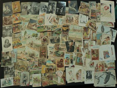 beaucoup de vieilles cartes postales sur la table