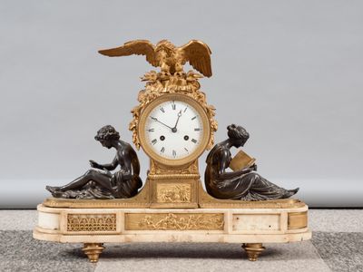une horloge posée sur une table