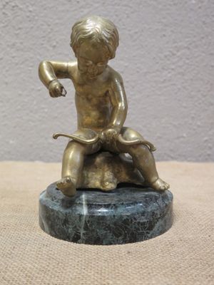 Putto en bronze décapé sur socle cylindrique en marbre vert …