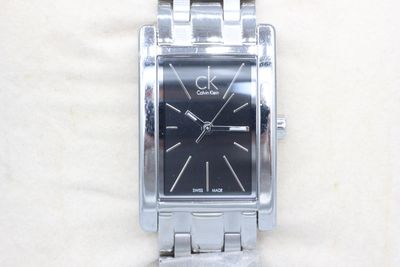 CALVIN KLEIN. Montre de dame en acier, fond noir (pile à cha…