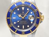une montre au cadran bleu, montée sur un bracelet en or et argent