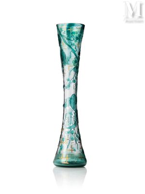 un vase en verre posé sur une surface blanche