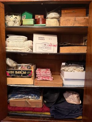 une armoire en bois sur laquelle sont posés de nombreux objets