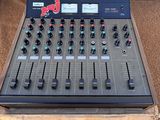 un gros plan d'une console de mixage comportant de nombreux boutons