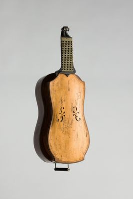 une vieille guitare accrochée au mur d'une pièce