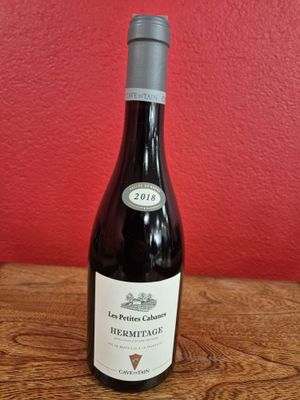 une bouteille de vin posée sur une table en bois