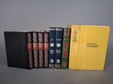 trois livres superposés sur une table