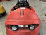 une photo d'une moto rouge garée dans un garage
