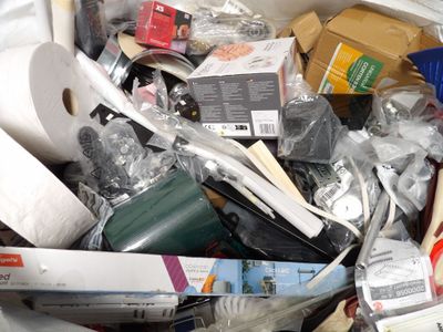 un tas de papier toilette, des rouleaux de papier toilette et d'autres objets dans une poubelle