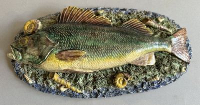 un poisson posé sur une assiette sur la table