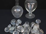 de nombreux morceaux de verre transparent posés sur une surface noire