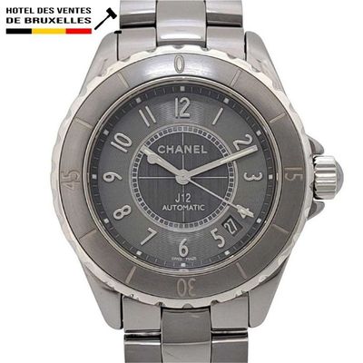 une montre en argent avec un cadran noir et des chiffres