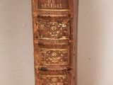 un vieux livre posé sur une table