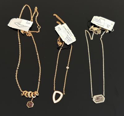 un lot de trois colliers en or et diamants