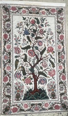 un tapis blanc orné d'un arbre et de fleurs
