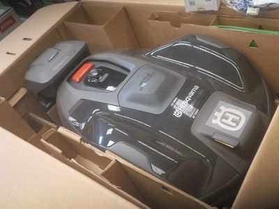 une boîte avec une télécommande à l'intérieur