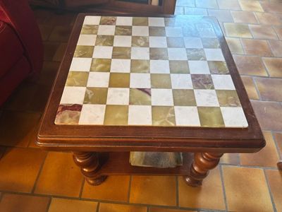 une crédence carrelée dans une cuisine dotée d'un plan de travail en carreaux à damier