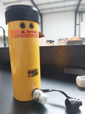une bouteille d'eau jaune avec un bouchon noir posée sur une table