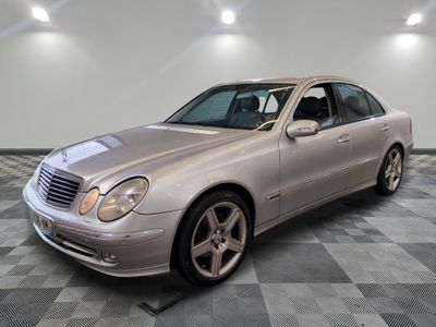 une photo d'une Mercedes Classe S dans un showroom