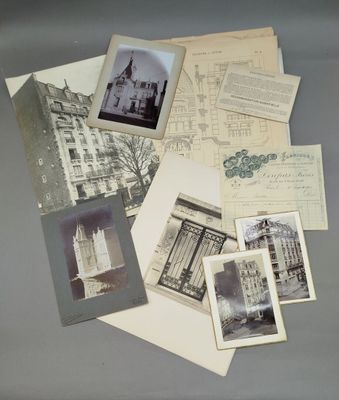 une pile de vieilles cartes postales et de vieilles photos posée sur une table