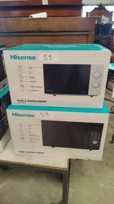 deux fours à micro-ondes empilés l'un sur l'autre sur une table