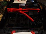 un grand nombre d'outils posés sur une table