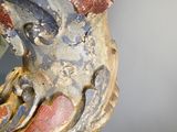 un gros plan sur une sculpture représentant un dragon posée sur une table