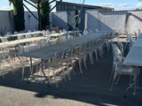 de nombreuses tables et chaises installées à l'extérieur sous un chapiteau